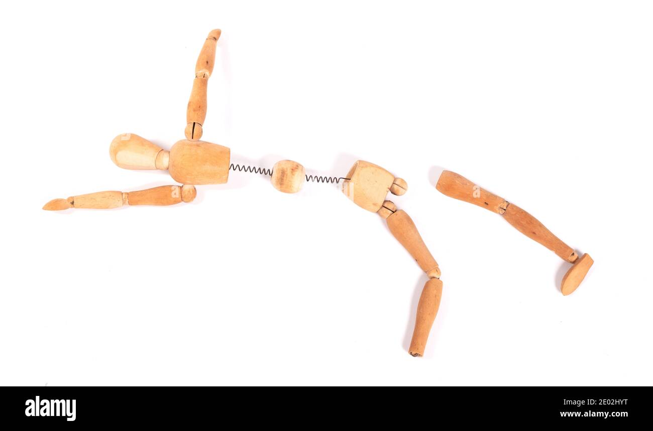 Figurine en bois cassée, déchirée - isolée sur blanc Banque D'Images