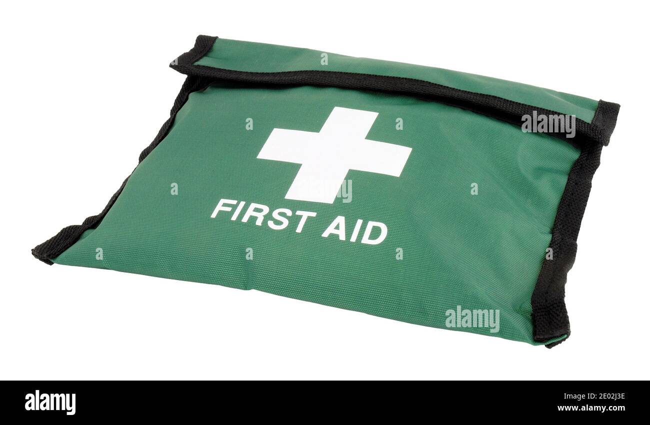 Trousse de premiers soins de base avec une croix blanche isolée sur fond blanc Banque D'Images