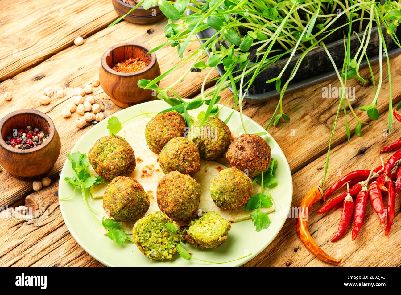 Boulettes friture de falafel à base de légumineuses hachées ou de pois chiches.cuisine arabe Banque D'Images