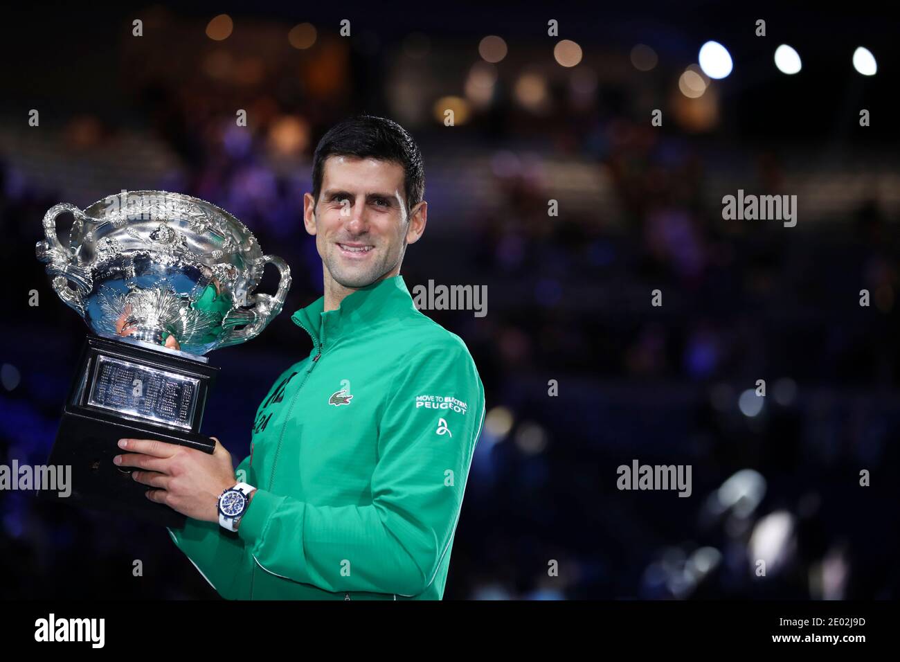 Pékin, Australie. 2 février 2020. Novak Djokovic de Serbie pose le trophée lors de la cérémonie de remise après la finale masculine contre Dominic Thiem d'Autriche à l'Open d'Australie 2020 à Melbourne, en Australie, le 2 février 2020. Djokovic, 33 ans, a revendiqué son huitième titre Open d'Australie pour ajouter son nombre total de titres Grand Chelem à 17. Il a remporté le premier prix de l'ATP en tant que numéro 1 de fin d'année pour une sixième fois record. Credit: Bai Xuefei/Xinhua/Alay Live News Banque D'Images