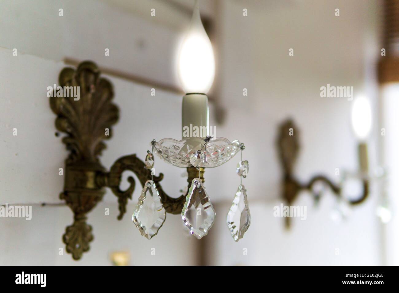 Ancienne lampe murale en laiton avec verre soufflé Plaque et chute Banque D'Images