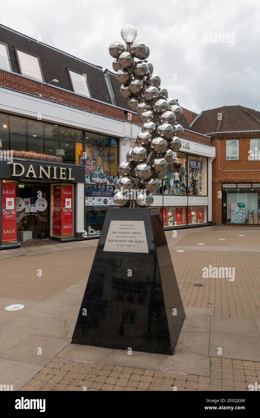 La sculpture abstraite 60 sphères, représentant 60 ans sur le trône, a été conçue par Caroline Basra, Windsor, Berkshire, Royaume-Uni. Banque D'Images