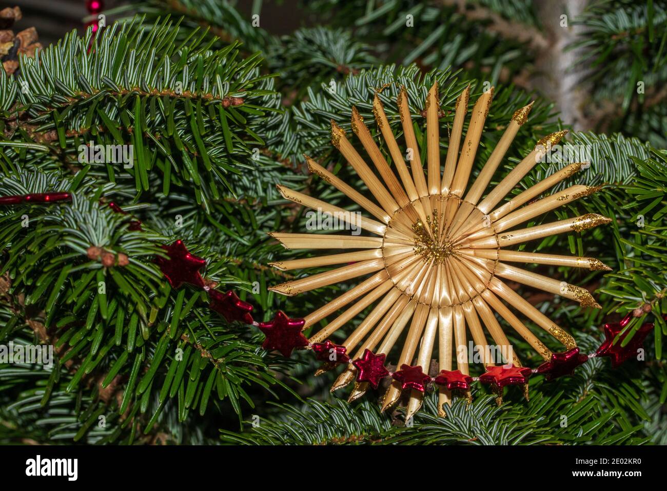 Décorations de Noël et bougies de cire d'abeille sur l'arbre de Noël. Banque D'Images