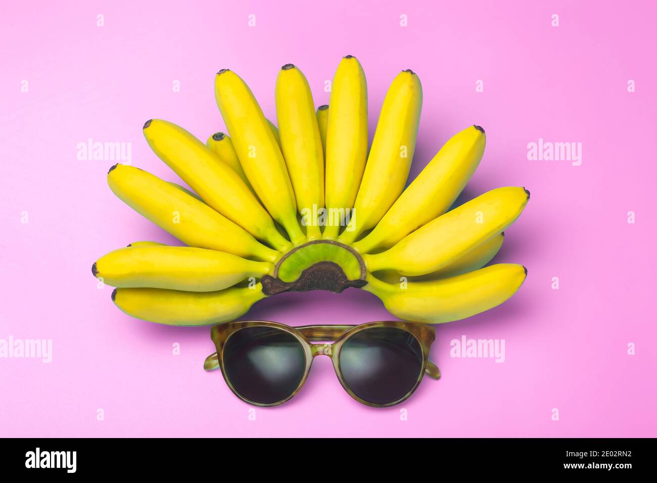 Bananes et lunettes de soleil sur fond rose. Concept été, vacances, voyage  et soleil. Composition artistique minimale Photo Stock - Alamy