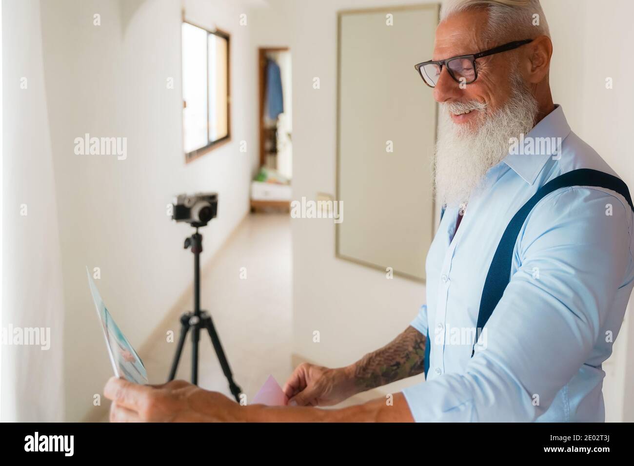 Photographe à la recherche de ses photos pour le travail. Homme travaillant dans le studio à domicile. Photos professionnelles pour album. Concept de travail. Banque D'Images