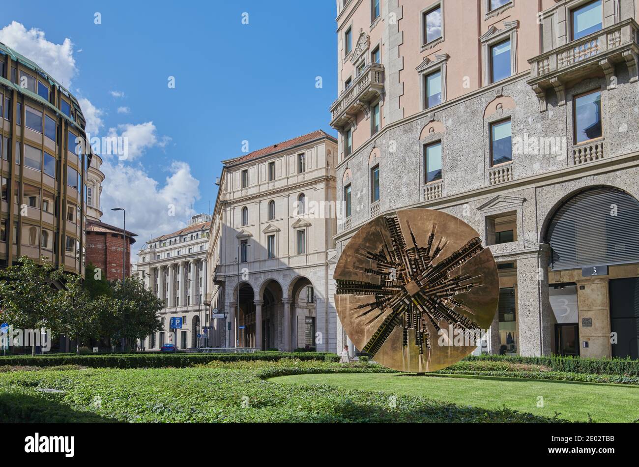 Milan, Lombardie, Italie - 04.10.2020 - disque de sculpture d'Arnaldo Pomodoro sur la place Meda dans le centre historique de Milan. Banque D'Images