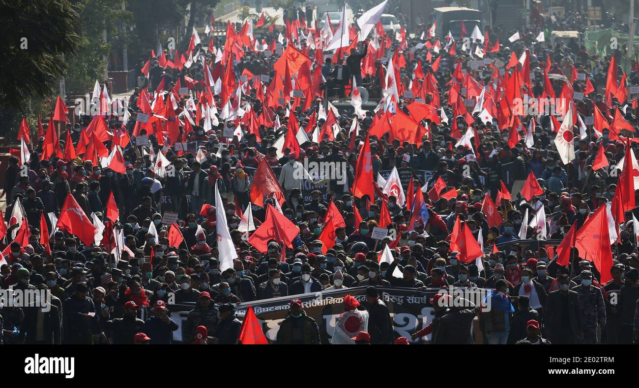 Katmandou, Bagmati, Népal. 29 décembre 2020. Les militants communistes manifestent contre la dissolution du Parlement du pays à Katmandou, au Népal, le 29 décembre 2020. Crédit : Sunil Sharma/ZUMA Wire/Alay Live News Banque D'Images