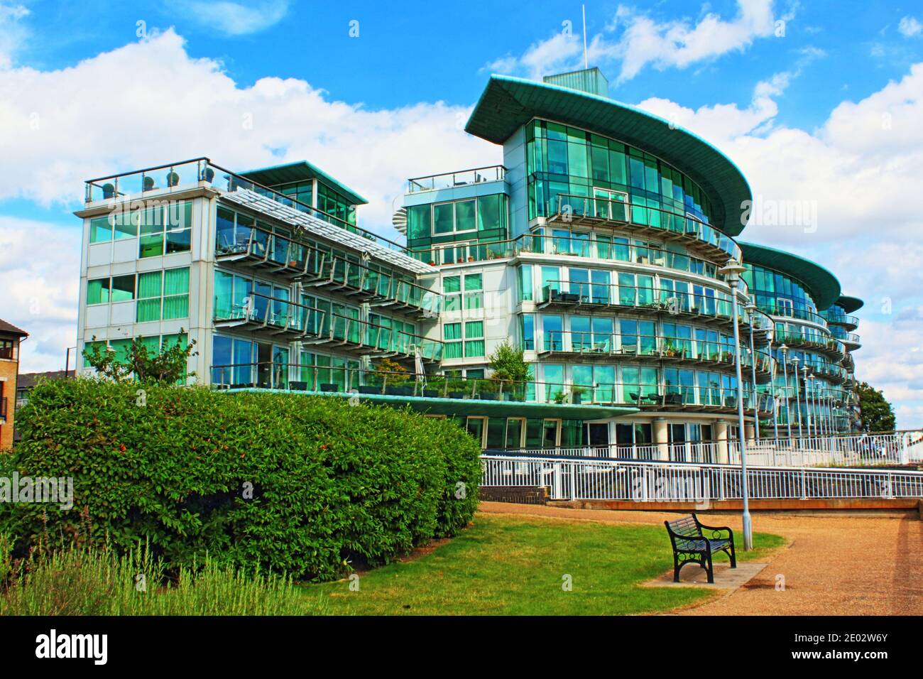 Complexe résidentiel moderne situé à côté du jardin commémoratif de l'Hermitage Riverside L'ancien site de Hermitage Wharf, Wapping High Street, Londres, août 2016 Banque D'Images