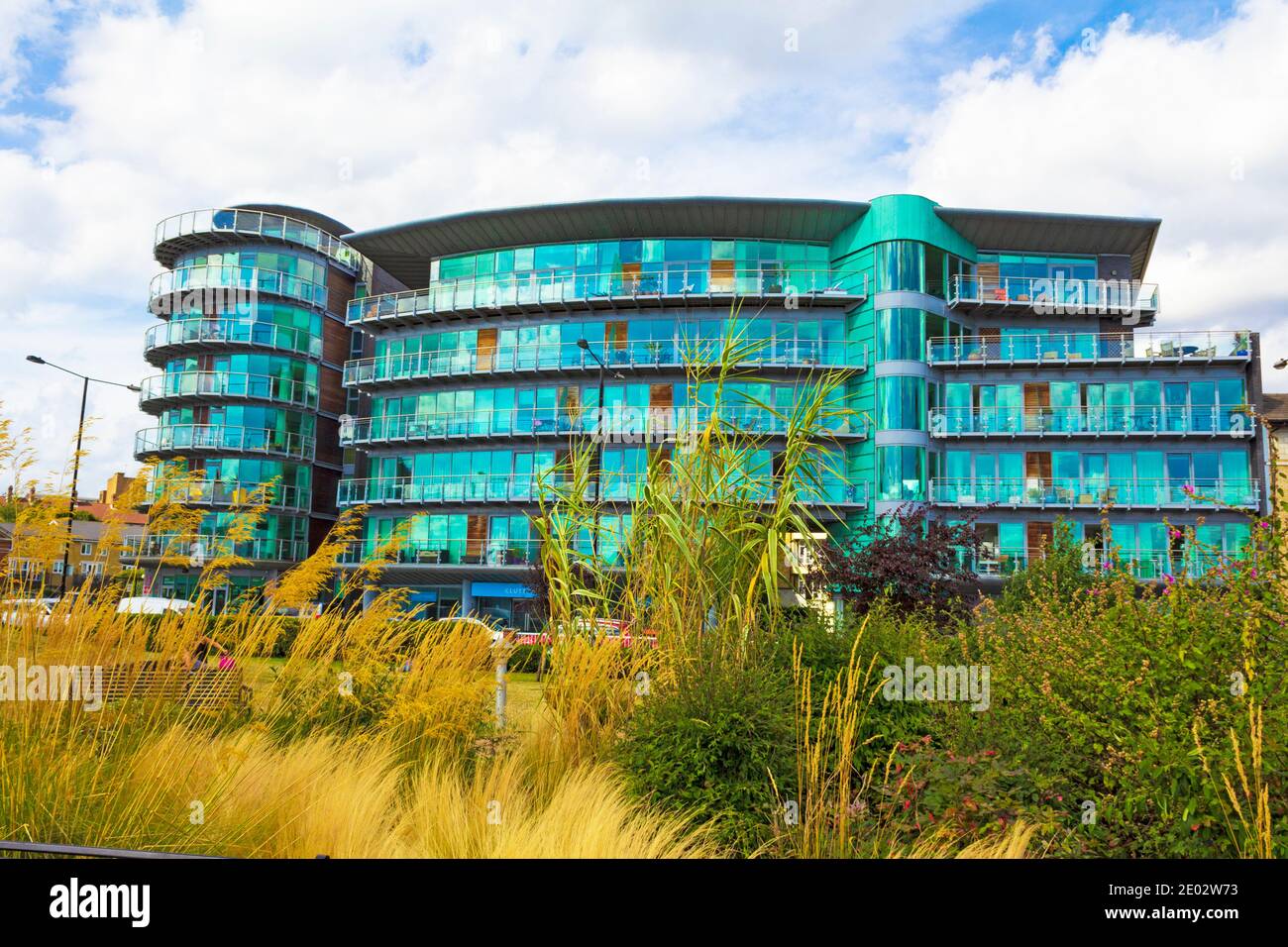 Complexe résidentiel moderne situé à côté du jardin commémoratif de l'Hermitage Riverside L'ancien site de Hermitage Wharf, Wapping High Street, Londres, août 2016 Banque D'Images