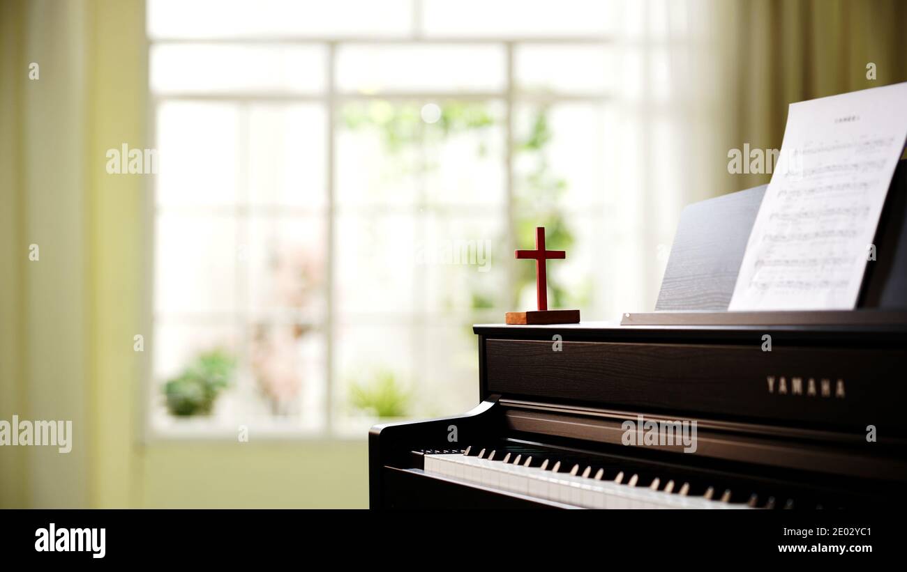 Croix en bois sur piano intérieur, espace de photocopie Banque D'Images