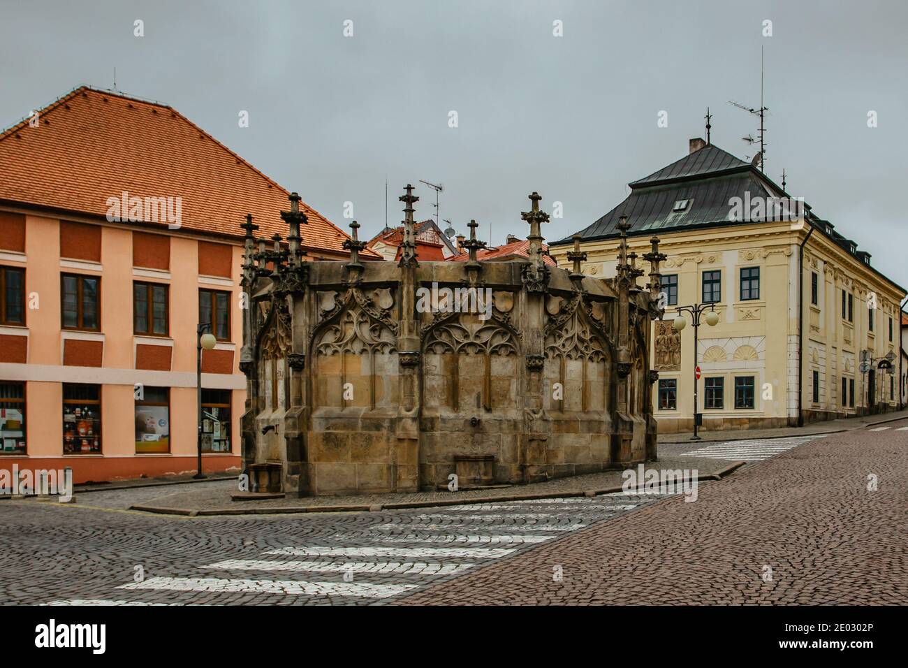 Fontaine en pierre dans le centre-ville historique avec rue pavée, façades colorées, Kutna Hora, République tchèque.site classé au patrimoine mondial de l'UNESCO.Pupula tchèque Banque D'Images