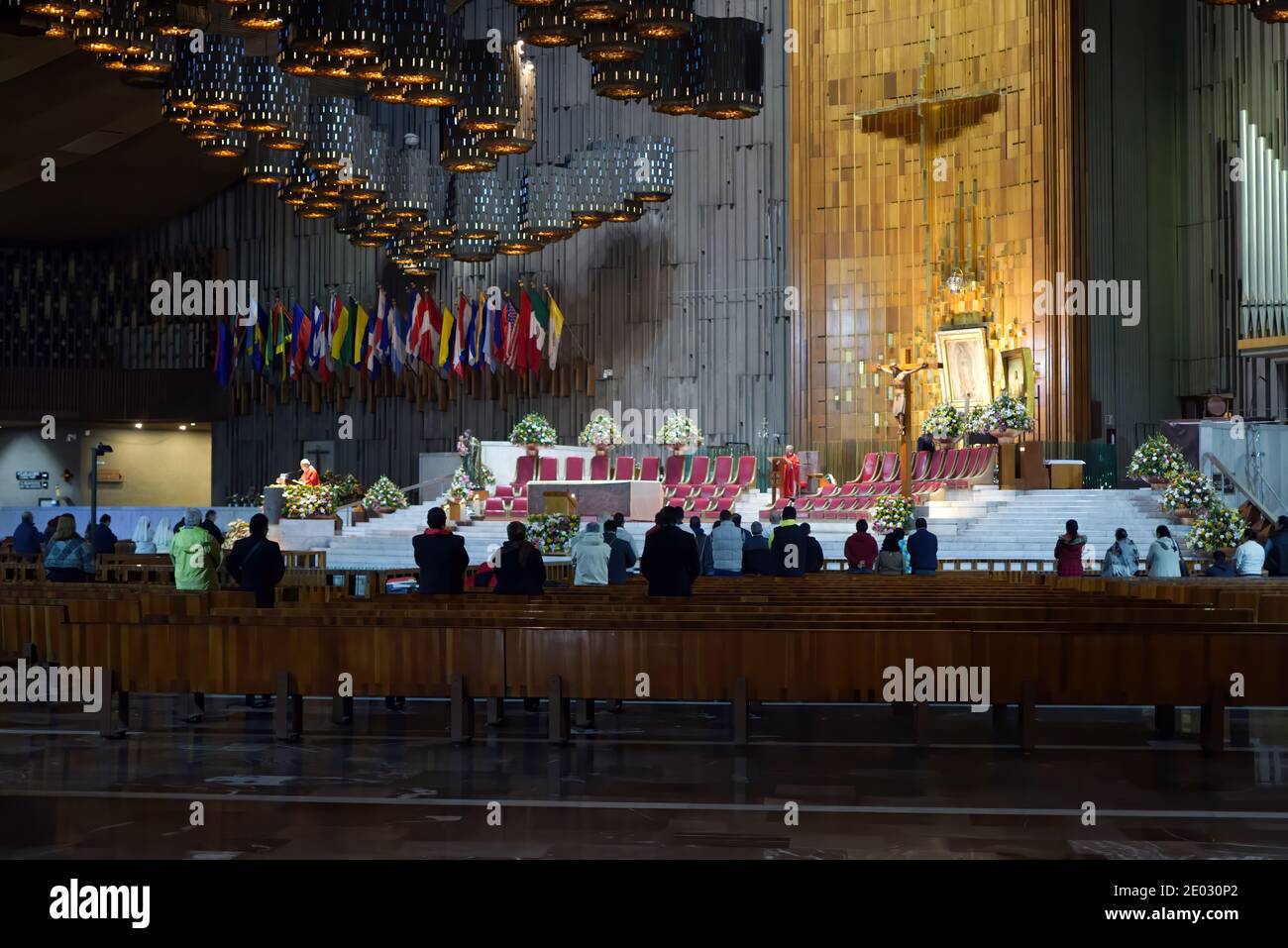 Mexico, Mexique - 18 octobre 2017 : intérieur de la basilique notre-Dame de Guadalupe avec service en cours Banque D'Images