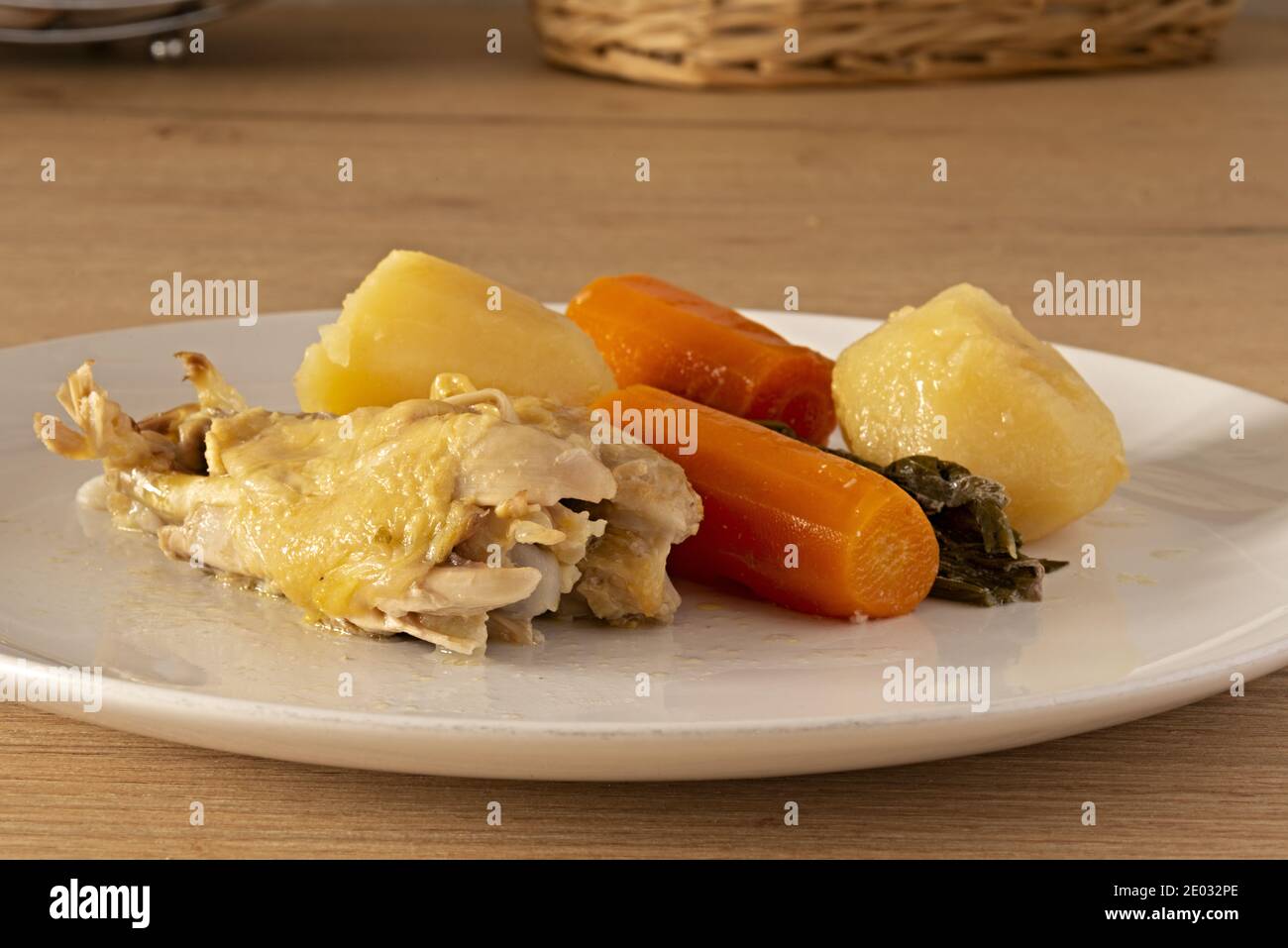 piatto con carne di manzo e polo con verdure dal piano bbasso primo Banque D'Images