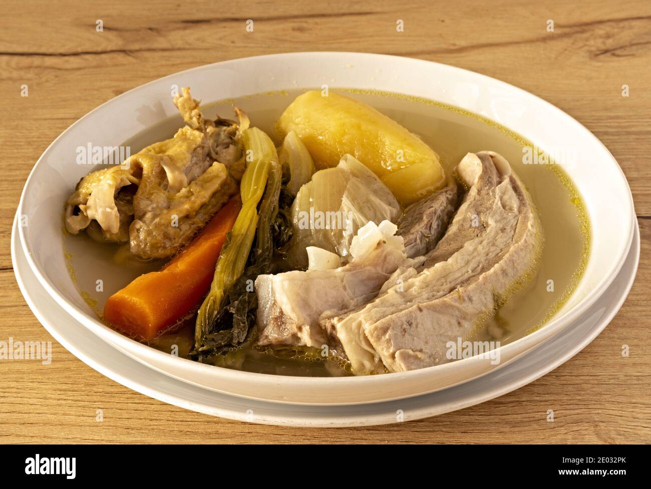 piatto con carne di manzo e pollo à brodo con basso de verdure dal Banque D'Images