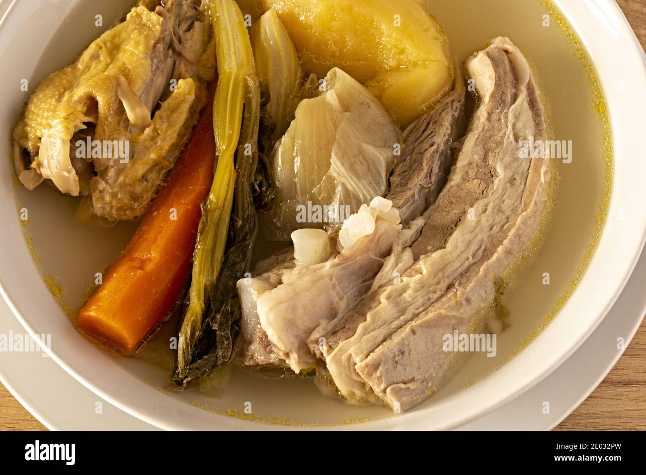 piatto con carne di manzo e pollo à brodo con verdure primo piano dall'alto Banque D'Images