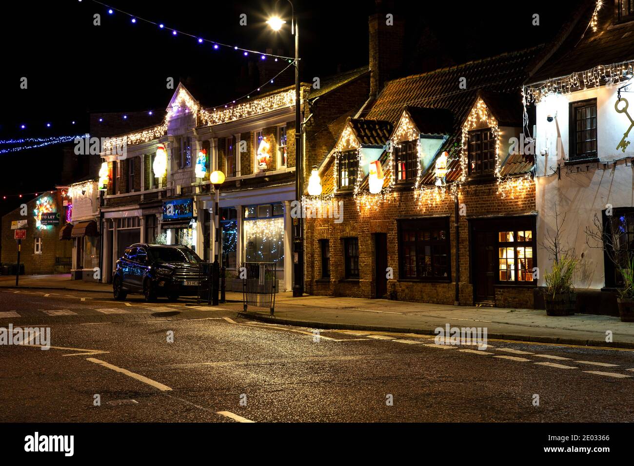 Des lumières et des décorations de Noël ornent la ville de Chatteris, un marché de Fenland, toujours une attraction populaire auprès des résidents et des visiteurs. Banque D'Images