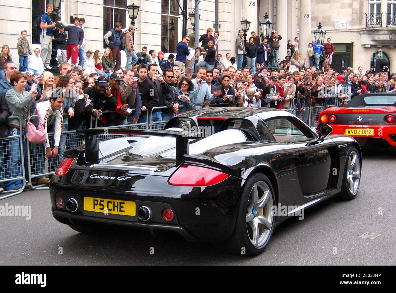 Black Porsche Carrera GT supercar au départ de l'événement Gumball 3000 Rally à Londres Angleterre avril 2006 Banque D'Images