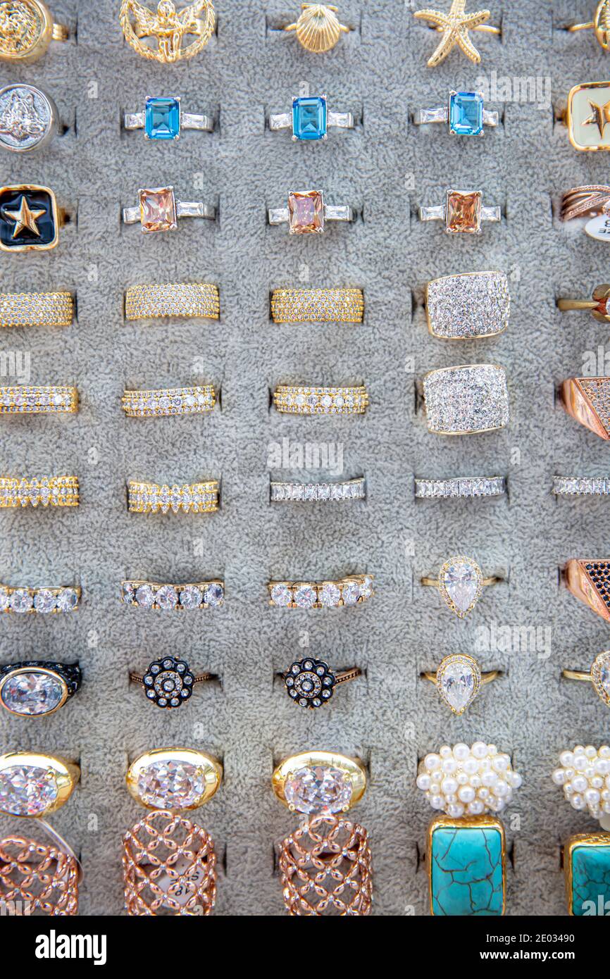 Les bagues et colliers en diamant pour bijoux sont exposés dans un magasin haut  de gamme fenêtre d'affichage Photo Stock - Alamy