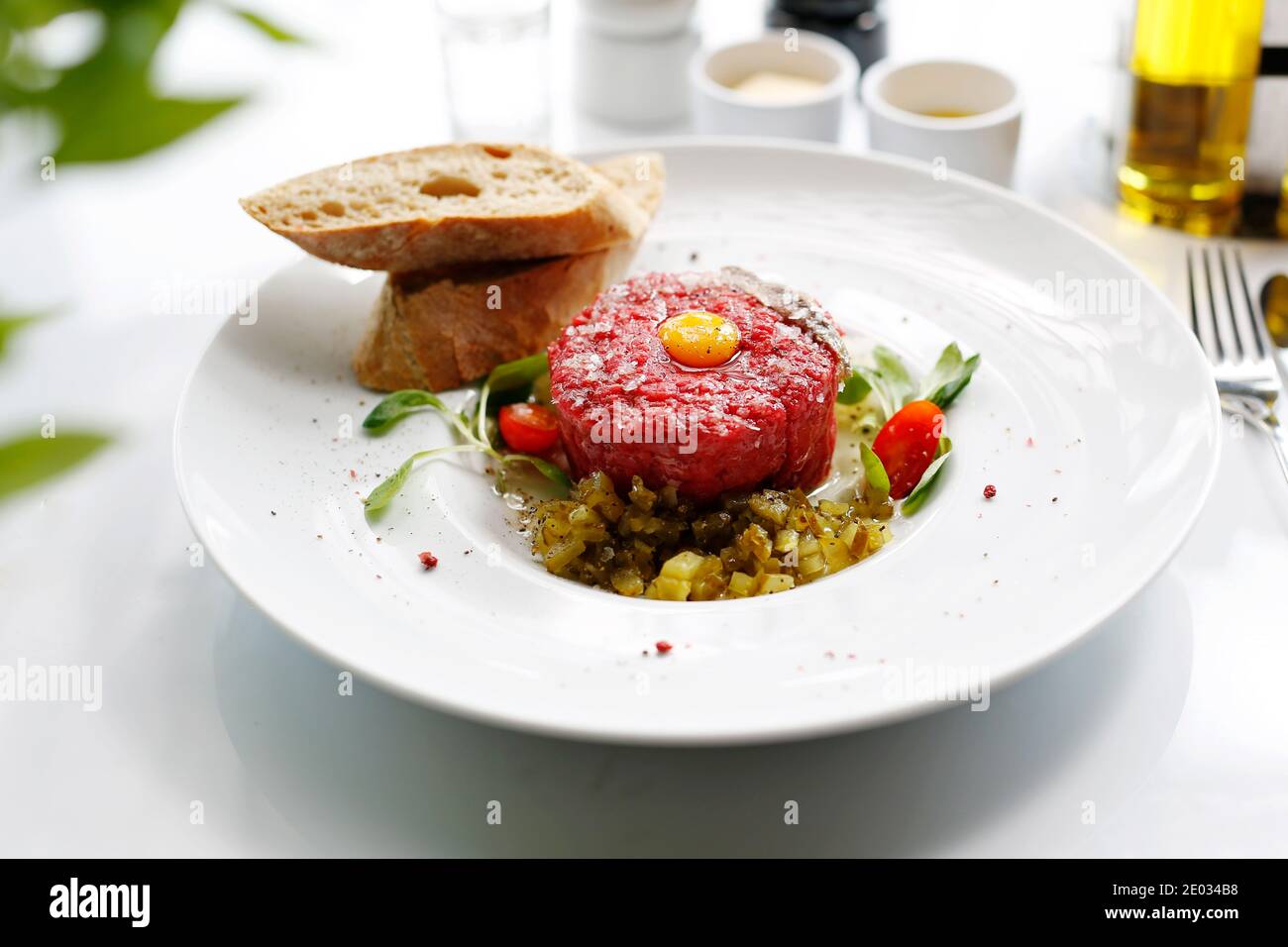 Filet de bœuf haché, tartare de bœuf et jaune d'œuf. Hors-d'œuvre appétissant. Suggestion de servir le plat. Photographie culinaire. Banque D'Images