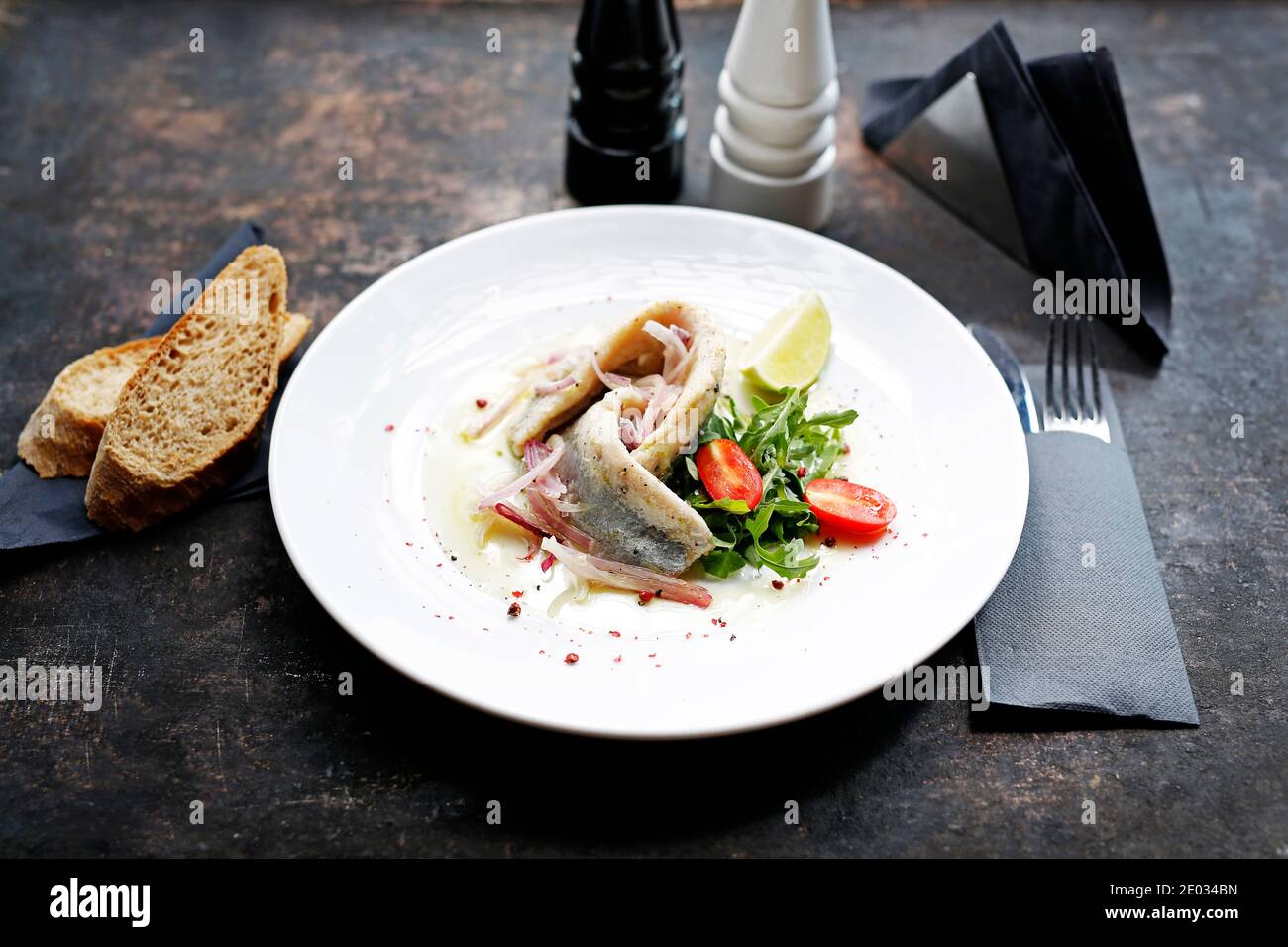 Hareng dans l'huile avec oignon et salade de légumes frais. Hors-d'œuvre appétissant. Suggestion de servir le plat. Photographie culinaire. Banque D'Images
