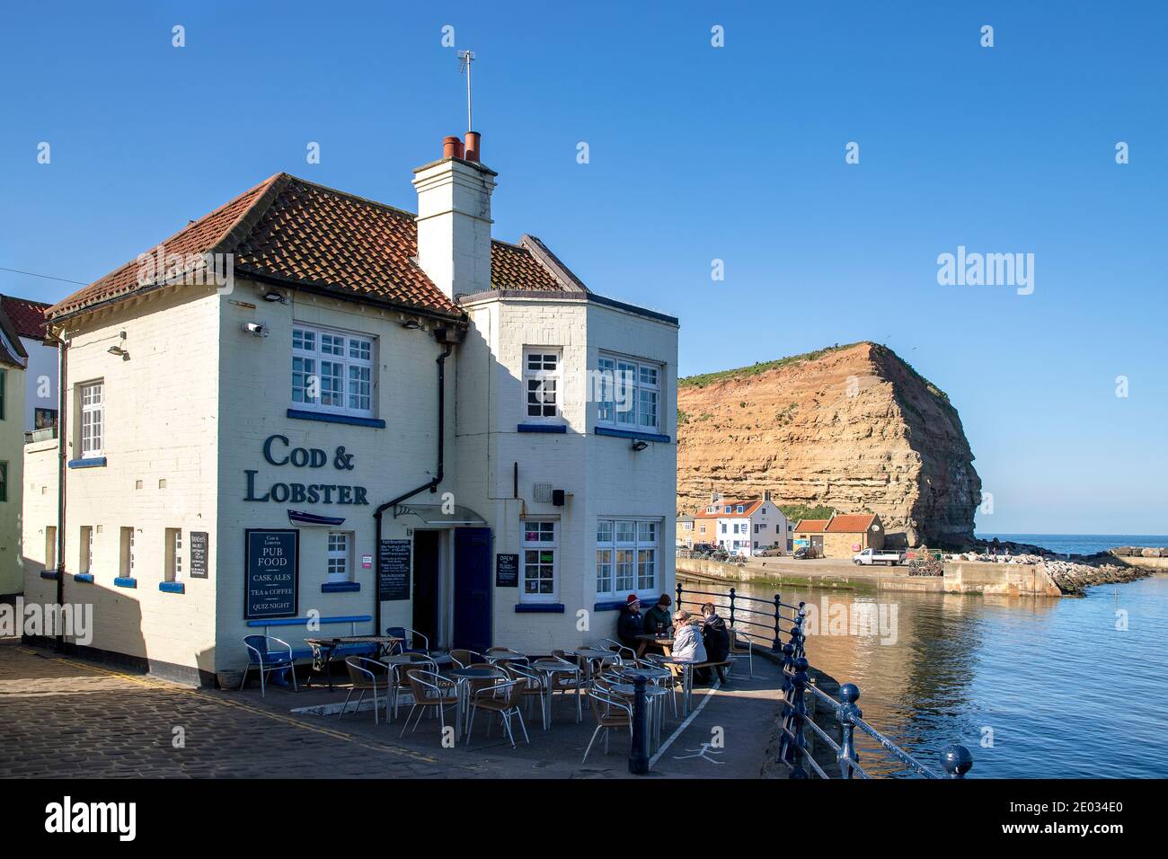 Le port de Staithes, un port de pêche autrefois important, est également connu pour ses bateaux de pêche uniques et colorés qui pêchent encore du homard et du maquereau. Banque D'Images