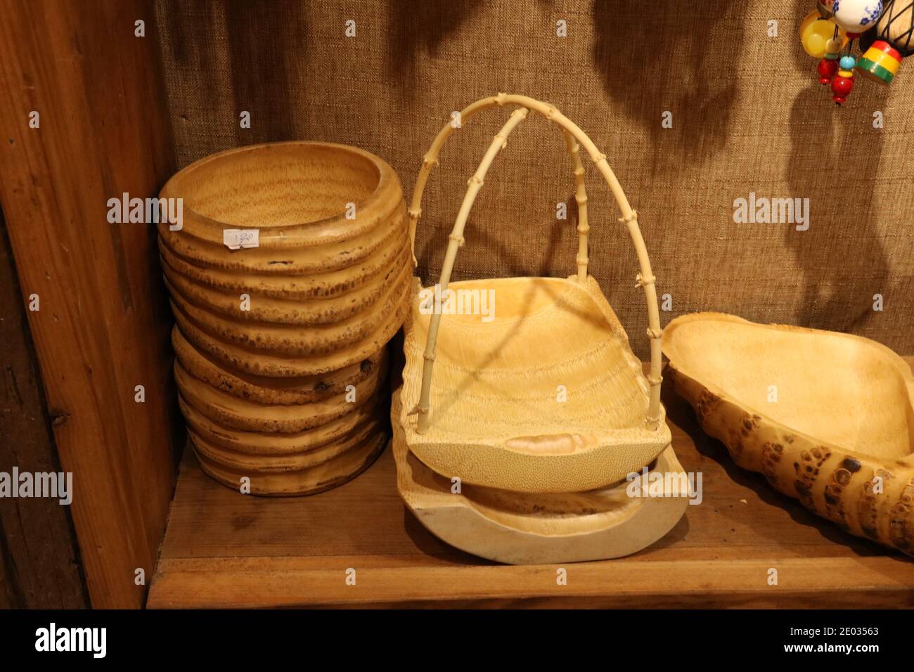 Ustensiles traditionnels faits à la main pour transporter des fruits ou de l'eau. Paniers en bois tissés spéciaux. Banque D'Images