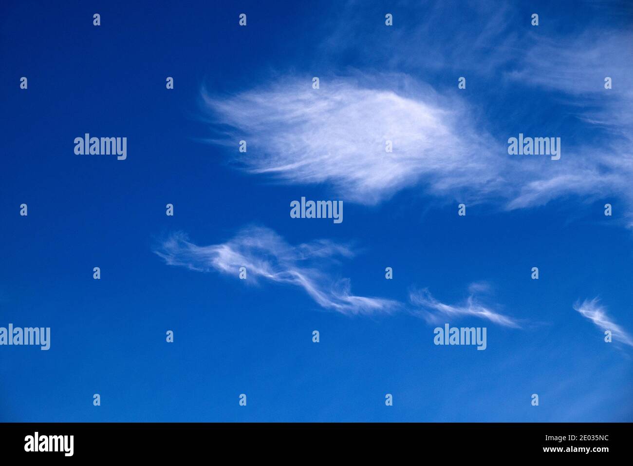 Des nuages cirrus blancs et wispy dans un fond bleu ciel avec un espace de copie flottant au-dessus du pays de Galles Grande-Bretagne KATHY DEWITT Banque D'Images