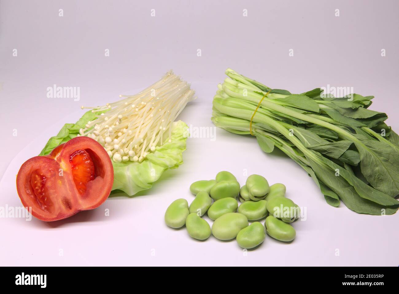 Ingrédients de salade sains faits maison, tomate, fèves, champignons enoki, légume Banque D'Images