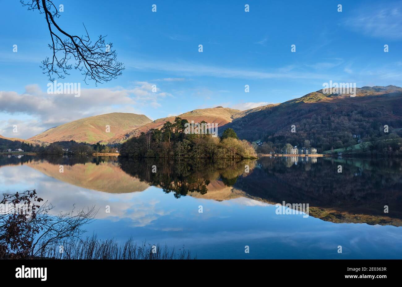 Seat Sandal, Great Rigg, Grasmere Island et l'hôtel Daffodil se reflètent à Grasmere, Lake District, Cumbria Banque D'Images