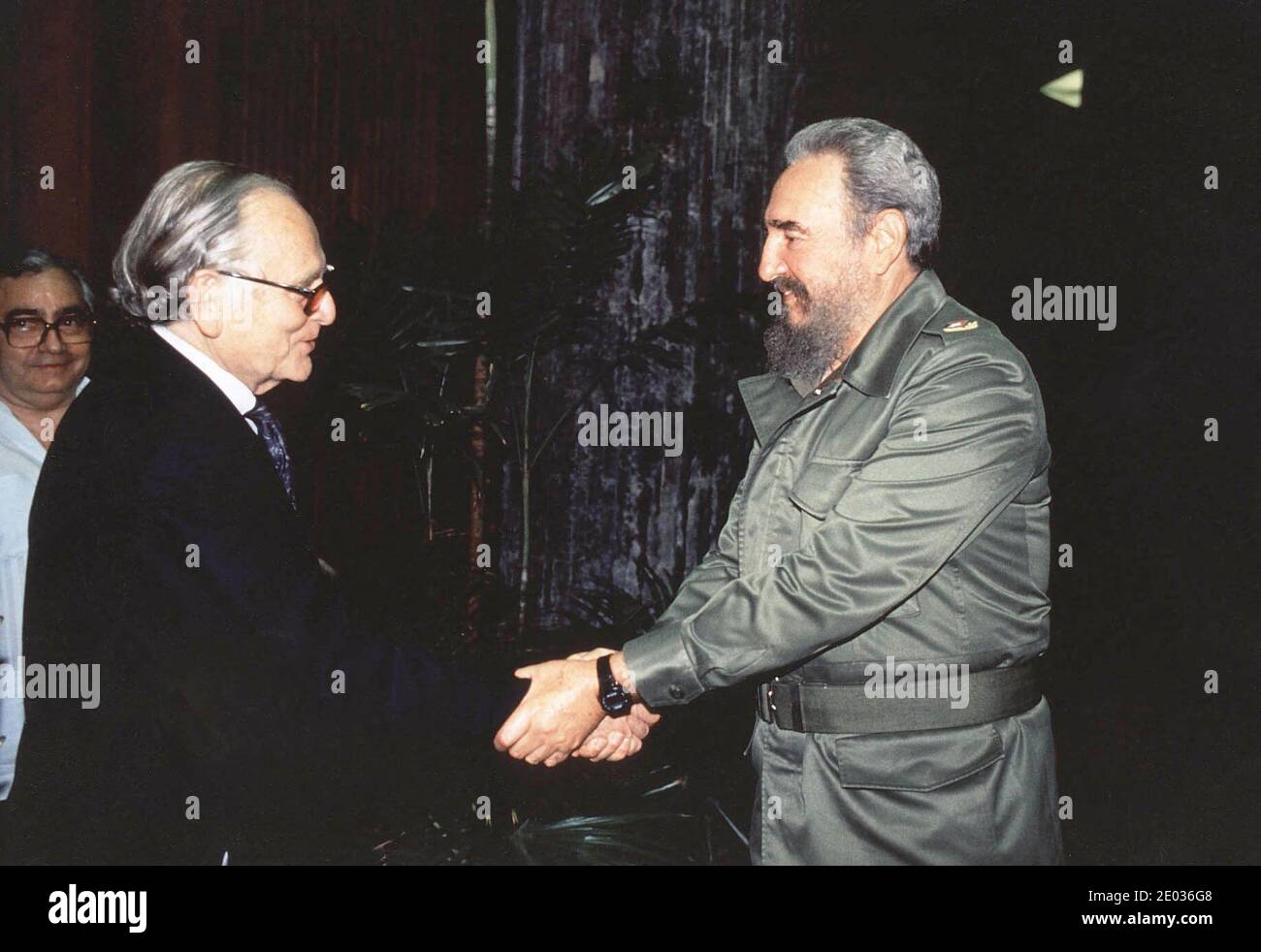 29 décembre 2020. Photo non datée de Perre Cardin et Fidel Castro. Le couturier français Pierre Cardin est décédé à l'hôpital de Neuilly, à l'ouest de Paris, a confirmé sa famille. Il était connu pour son style avant-gardiste et ses modèles de style Space Age, qui comprenaient sa célèbre robe à bulles en 1954. Photo de courtoisie de la collection privée via ABACAPRESS. Credit: ABACAPRESS/Alamy Live News Banque D'Images