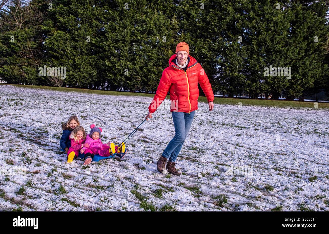 Harrogate, Royaume-Uni. 29 décembre 2020. Eliza, 7 (dos), Felicity, 3 (milieu) et Adeline. 2 (à l'avant) se sont amusés sur la neige avec leur père dans la vallée de Crimple, dans la banlieue de Harrogate ce matin. Credit: ernesto rogata/Alay Live News Banque D'Images
