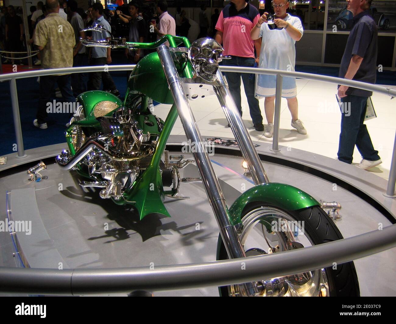 Moto hacheuse personnalisée avec peinture verte et crâne chromé et mécanique exposée au salon de l'automobile de Londres Londres Angleterre UK 2006 Banque D'Images