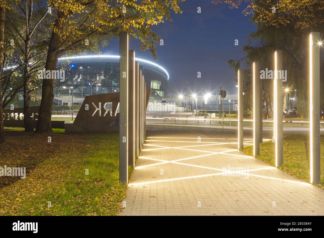 Pologne, salle de sport, Arena, Gliwice, illuminée au crépuscule, vue depuis le parc de Chrobry, automne Banque D'Images