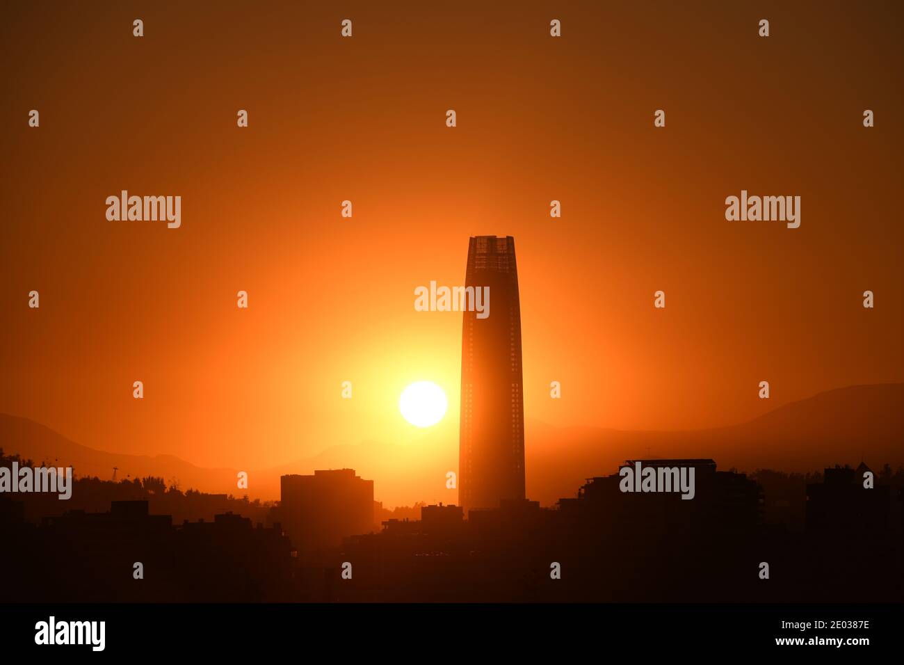 Soleil derrière un gratte-ciel à Santiago de Chile Banque D'Images