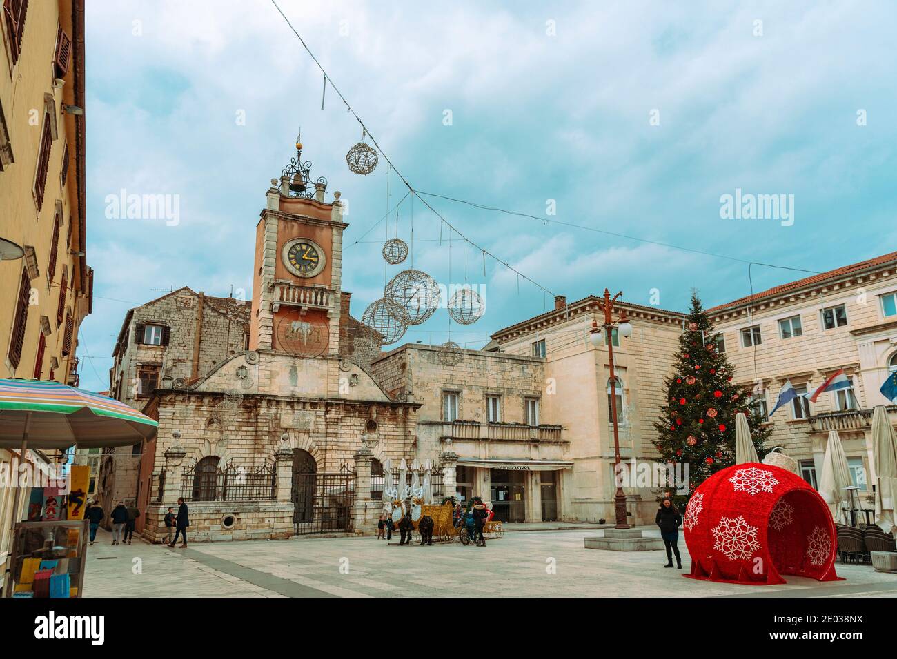 Zadar Croatie - 24 décembre 2020 : place du peuple à Zadar décorée pour Noël avec des personnes marchant Banque D'Images