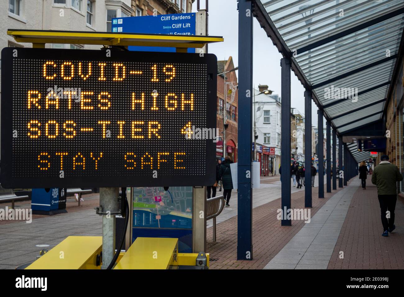 Southend on Sea, Essex, Royaume-Uni. 29 décembre 2020. Southend-on-Sea a maintenant été désigné comme l'un des foyers de coronavirus du Royaume-Uni en raison du taux d'infection actuel. Dans la semaine qui a précédé le 23 décembre, Southend-on-Sea a vu 1,896 nouveaux cas de virus confirmés et a maintenant un taux d'infection de 1,035.4 pour 100,000 personnes - un bond de 699 la semaine précédente, faisant de la ville la huitième zone la plus touchée dans le pays. Avec Essex au niveau 4, de nombreuses entreprises sont fermées. Les autorités locales d’Essex ont déclaré un «incident de type Major» Banque D'Images