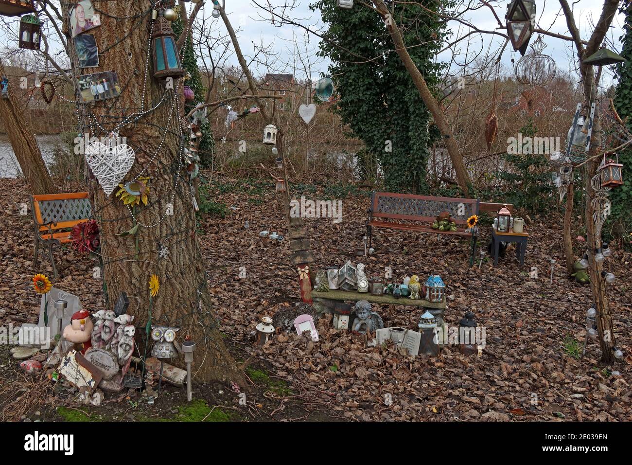 Sanctuaire jardin mémorial suicide, Latchford Locks, Latchford, Thelwall Lane, Warrington, Cheshire, Angleterre, Royaume-Uni Banque D'Images