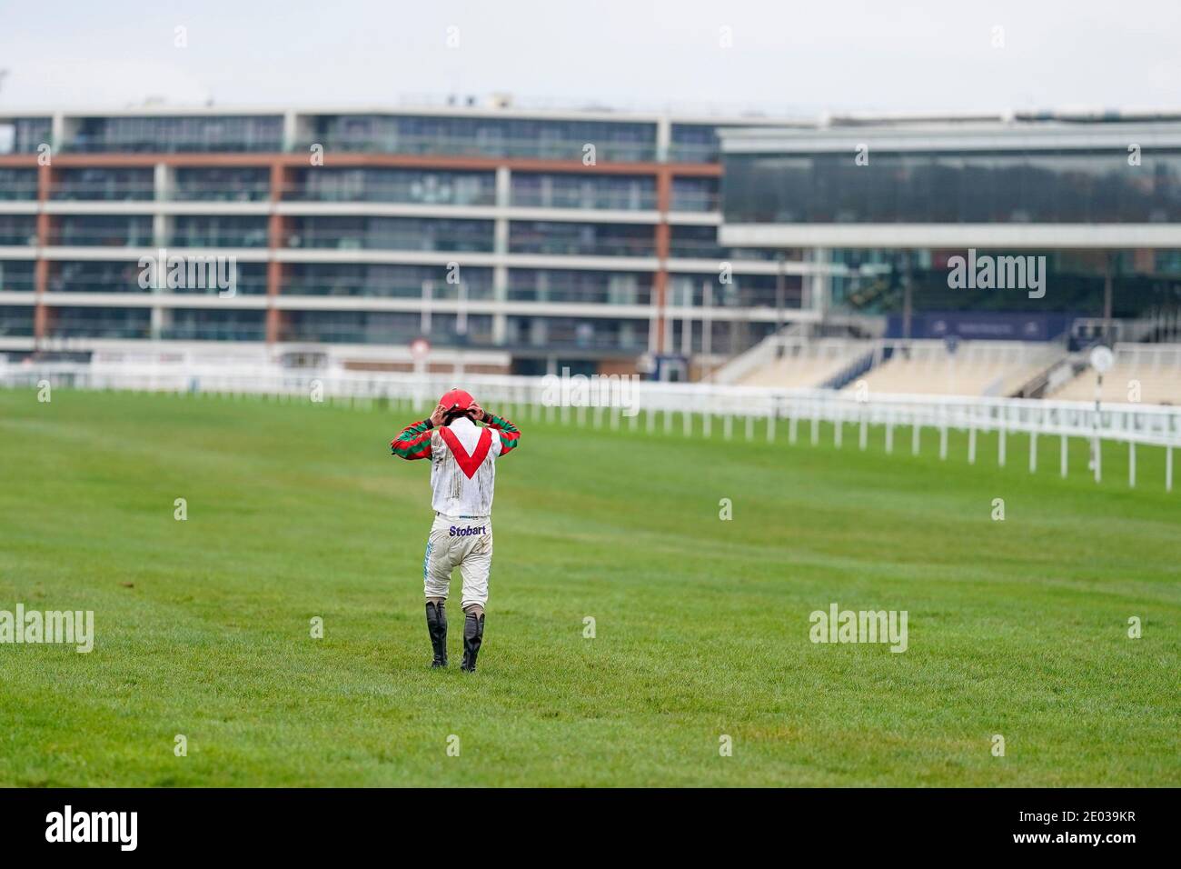 Sean Bowen fait son retour après avoir été déassis d'Equus Dancer au dernier pendant le MansionBet's Bet 10 obtenir 20 novicess' Limited handicap Chase à l'hippodrome de Newbury. Banque D'Images