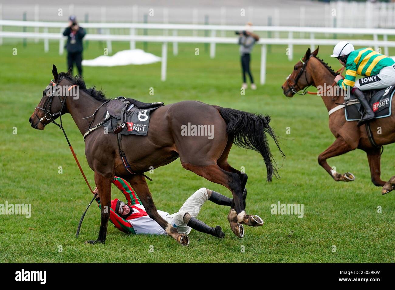 Sean Bowen est déassis d'Equus Dancer à la dernière pendant le pari MansionBet 10 obtenir 20 novicess' Limited handicap Chase à Newbury Racecourse. Banque D'Images