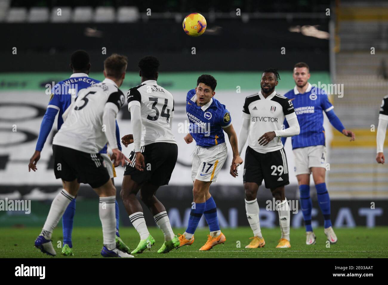Londres, Royaume-Uni. 28 décembre 2020. Steven Alzate, de Brighton & Hove Albion, est à la tête du match de la Premier League entre Fulham et Brighton et Hove Albion à Craven Cottage, Londres, Angleterre, le 16 décembre 2020. Photo de Ken Sparks. Utilisation éditoriale uniquement, licence requise pour une utilisation commerciale. Aucune utilisation dans les Paris, les jeux ou les publications d'un seul club/ligue/joueur. Crédit : UK Sports pics Ltd/Alay Live News Banque D'Images