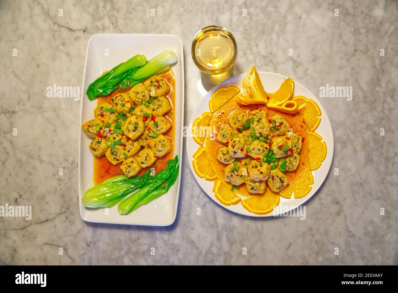 Vue de dessus de la viande farcie tofu et du vin sur la table, cuisine chinoise traditionnelle, saine alimentation Banque D'Images