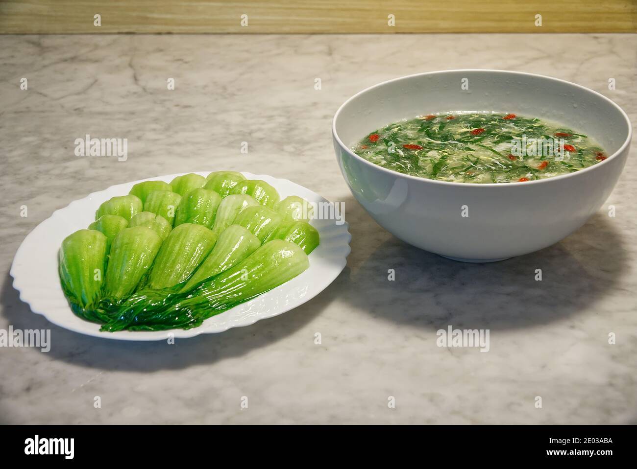 Bok choy bio sauté sur la table, soupe de légumes avec baies de carcajou, végétarien, alimentation saine Banque D'Images