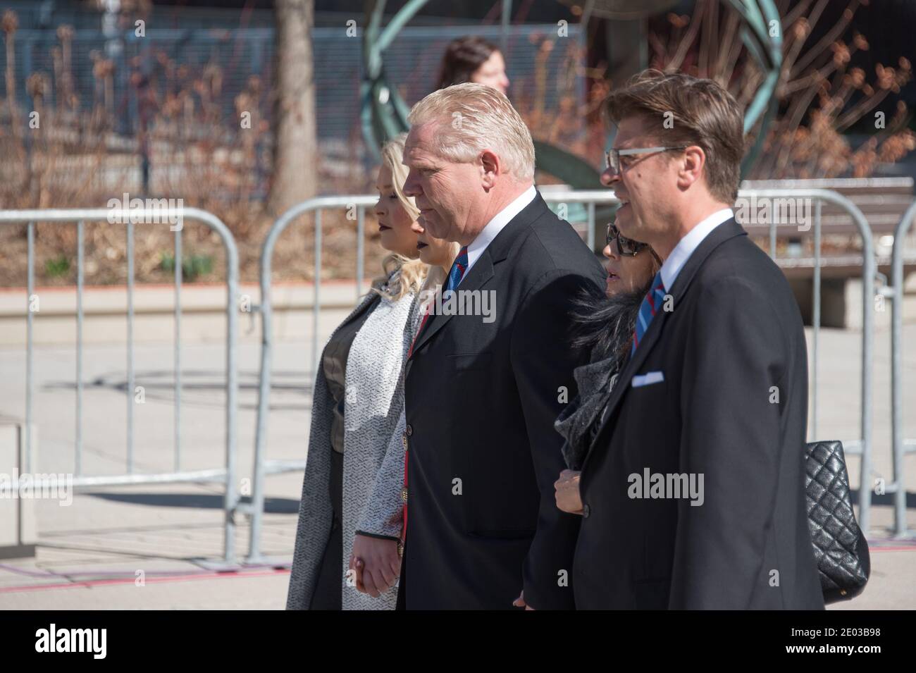 Doug Ford quitte l'hôtel de ville pendant les funérailles de Rob Ford, ancien maire de Toronto. La procession a marché de l'hôtel de ville à la cathédrale Saint-James Banque D'Images