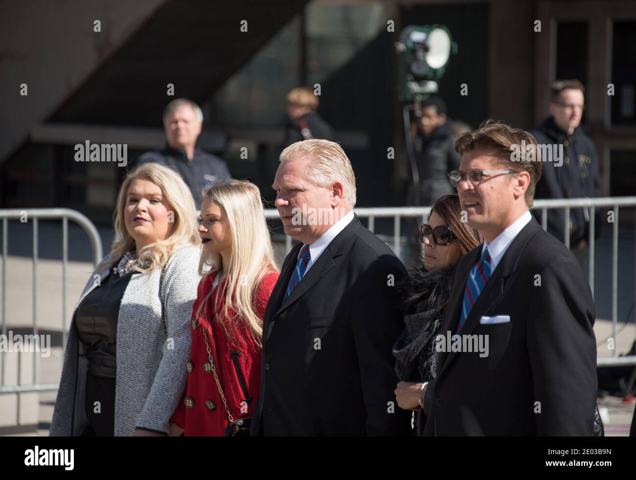 Famille Ford quittant Nathan Phillips Square pendant la marche funèbre de Rob Ford vers la cathédrale Saint-James où le bon service Bye aura lieu. Banque D'Images