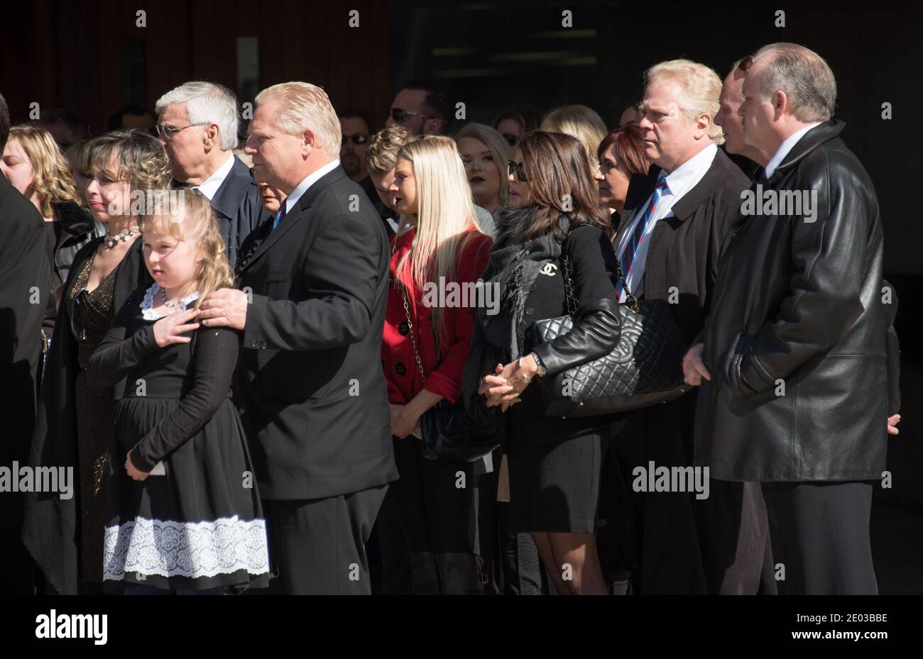 La famille Ford à l'extérieur de l'hôtel de ville pendant les funérailles de Rob Ford, ancien maire de Toronto. La procession a marché de l'hôtel de ville au chat de Saint-James Banque D'Images