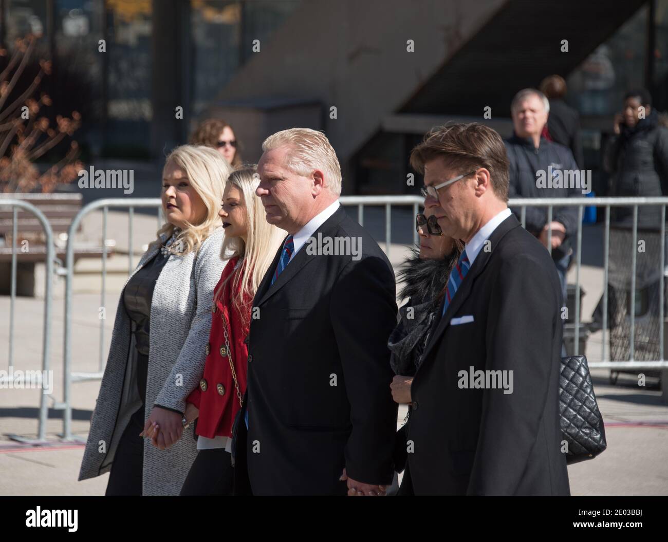 Doug Ford et sa famille quittent l'hôtel de ville pendant les funérailles de Rob Ford, ancien maire de Toronto. La procession a marché de l'hôtel de ville à St. James Banque D'Images