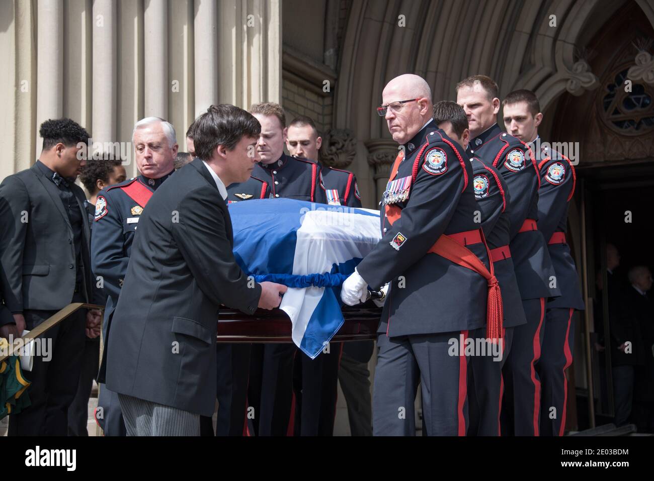 Le cercueil Rob Ford quitte la cathédrale Saint-James pour une cérémonie d'enterrement privée. Rob Ford était un ancien maire de Toronto Banque D'Images