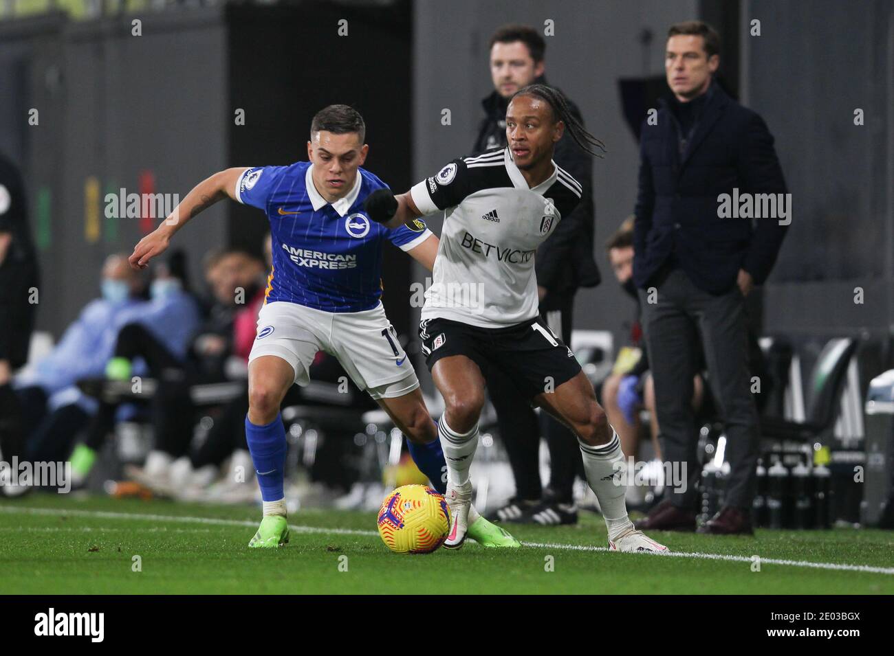 Bobby Reid de Fulham est défié par Leandro Trossard de Brighton & Hove Albion lors du match de Premier League entre Fulham et Brighton et Hove Albion à Craven Cottage, Londres, Angleterre, le 16 décembre 2020. Photo de Ken Sparks. Utilisation éditoriale uniquement, licence requise pour une utilisation commerciale. Aucune utilisation dans les Paris, les jeux ou les publications d'un seul club/ligue/joueur. Banque D'Images