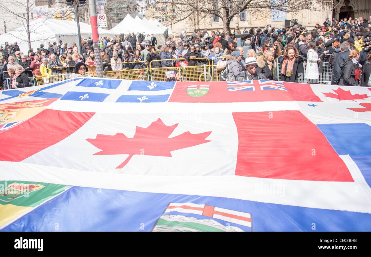 Rob Ford supporters avec un énorme drapeau multiple à l'extérieur de la cathédrale Saint-James. Rob Ford, ancien maire de Toronto, scènes funéraires. La procession a quitté l'EC Banque D'Images
