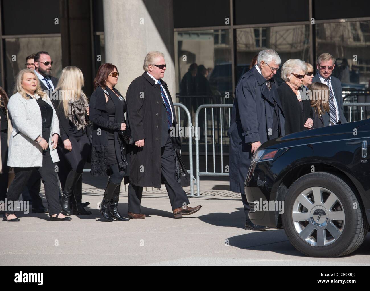 La famille Rob Ford entre à l'hôtel de ville pour la cérémonie funéraire. Rob Ford, ancien maire de Toronto, scènes funéraires. La procession a marché de l'hôtel de ville à t Banque D'Images